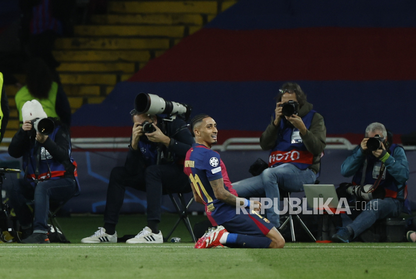 Pemain Barcelona Raphinha merayakan gol ketiga timnya ke gawang Benfica dalam pertandingan leg kedua babak 16 besar Liga Champions di Stadion Olimpiade Lluis Companys, Barcelona, Rabu, 12 Maret 2025 dini hari WIB.