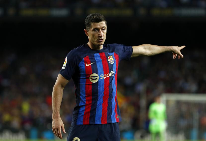 Pemain Barcelona Robert Lewandowski memberi isyarat selama pertandingan sepak bola La Liga Spanyol antara FC Barcelona dan Celta Vigo di stadion Camp Nou di Barcelona, ??Spanyol, Ahad, 9 Oktober 2022. 