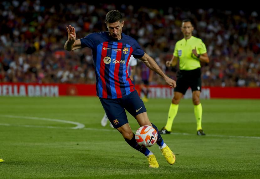 Penyerang Barcelona Robert Lewandowski mengontrol bola selama pertandingan sepak bola trofi Joan Gamper antara FC Barcelona dan Pumas Unam di Stadion Camp Nou di Barcelona, Spanyol,  Senin (8/8/2022) dini hari WIB. Barca menang 6-0 di laga tersebut.