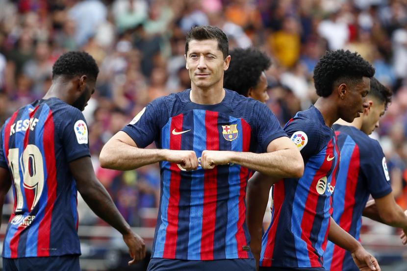 Pemain Barcelona Robert Lewandowski merayakan setelah mencetak gol pembuka pada pertandingan sepak bola La Liga Spanyol antara FC Barcelona dan Elche CF di stadion Camp Nou di Barcelona, ??Spanyol, Sabtu, 17 September 2022. 