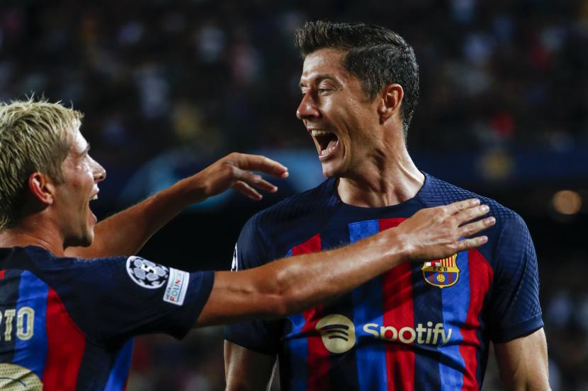  Pemain Barcelona Robert Lewandowski merayakan golnya ke gawang Viktoria Plzen dalam lanjutan Liga Champions.