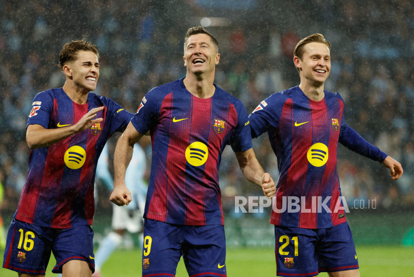 Hat-trick Lewandowski Bawa Barcelona Mendekat ke Puncak Klasemen Liga Spanyol