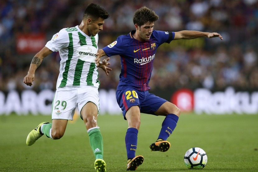  Pemain Barcelona Sergi Roberto (kanan).