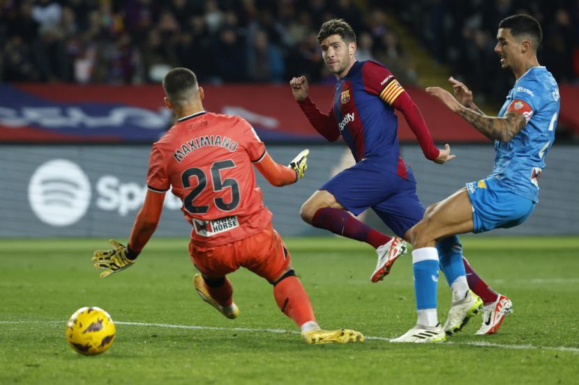 Pemain Barcelona Sergi Roberto (tengah) mencetak gol kemenangan timnya atas Almeria dalam lanjutan La Liga Spanyol di Stadion Lluis Companys, Barcelona, Kamis (21/12/2023) dini hari WIB.,