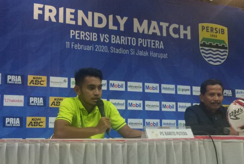 Pemain Barito Putera, Abrizal Umanailo dan pelatih Barito Putera, Djadjang Nurdjaman di Stadion Si Jalak Harupat, Kabupaten Bandung, Selasa (11/2).