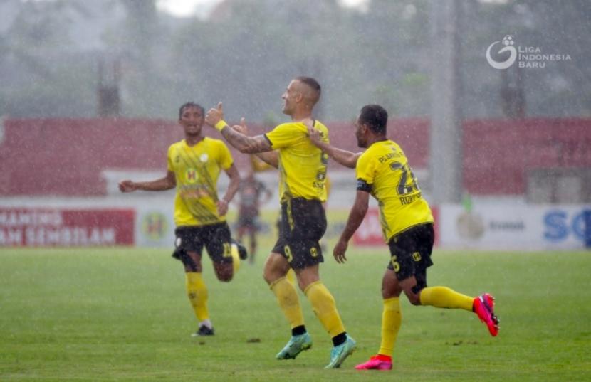 Pemain Barito Putera Aleksandar Rakic merayakan  golnya ke gawang Persiraja Banda Aceh. BArito mengalahkan Persiraja 4-1. 