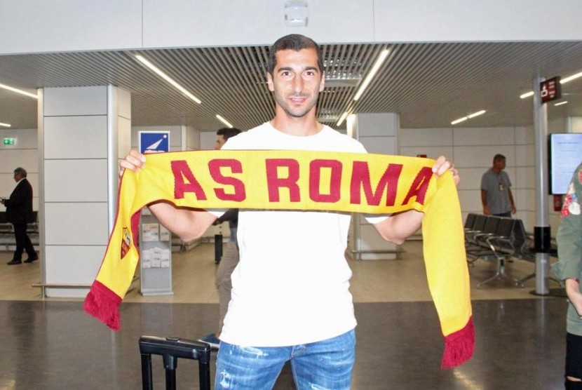 Pemain baru AS Roma baru, Henrikh Mkhitaryan berpose untuk fotografer pada saat kedatangannya di Bandara Leonardo Da Vinci Rome di Fiumicino, Italia,