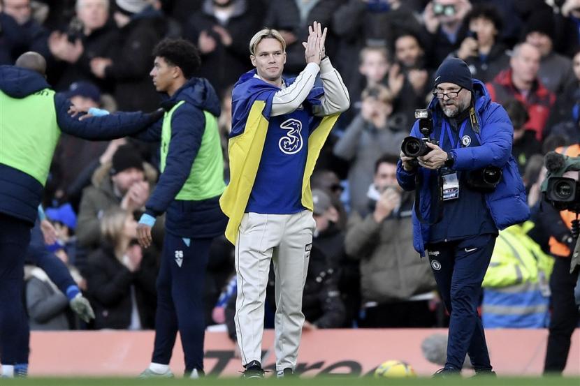 Pemain baru Chelsea Mykhailo Mudryk saat memberikan applaus ke penggemar the Blues di Stamford Bridge