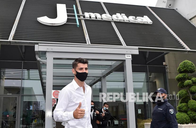  Pemain baru Juventus F.C, Alvaro Morata, mengenakan masker saat tiba di pusat medis klub di Turin, Italia, Selasa (22/92020).