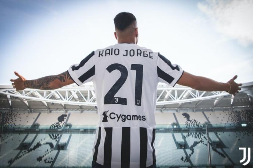 Pemain baru Juventus Kaio Jorge mengenakan kostum bernomor 21.