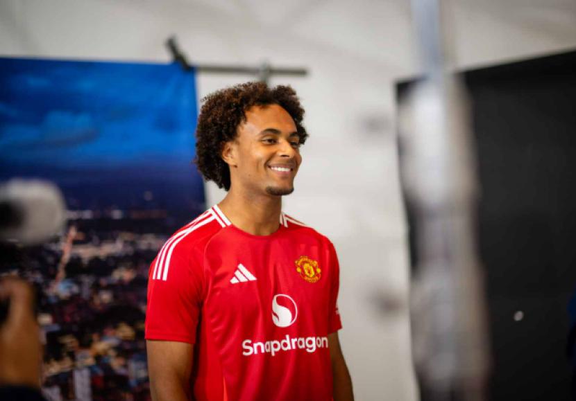 Pemain baru Manchester United Joshua Zirkzee.