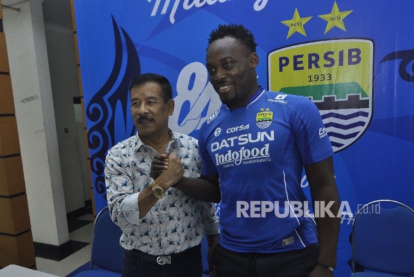 Pemain baru Persib Bandung Michael Essien berfoto bersama Manajer H. Umuh Muchtar seusai konferensi pers di Graha Persib, Jalan Sulanjana, Kota Bandung, Rabu (29/3).