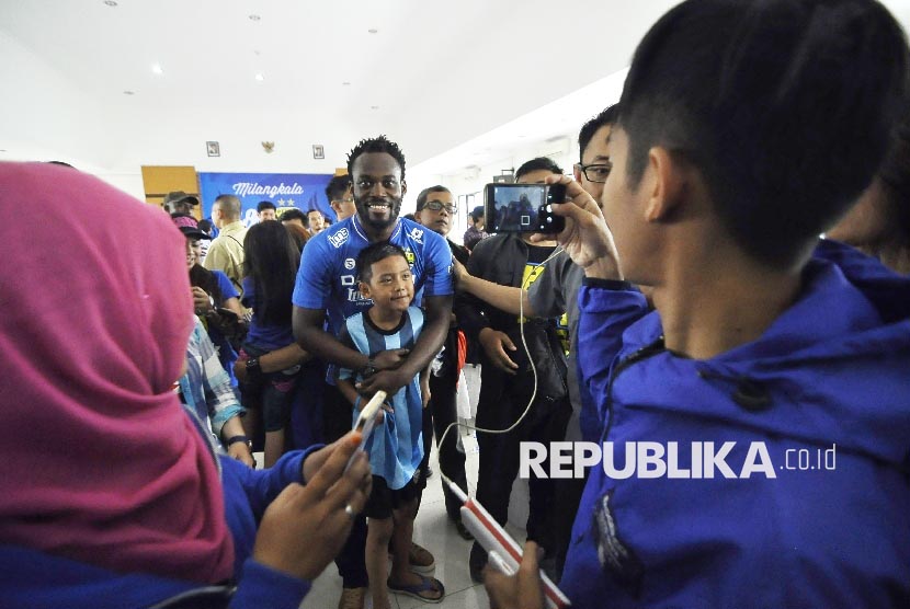Pemain baru Persib Bandung Michael Essien 'diserbu'  bobotoh untuk berfoto di Bandung, Selasa (14/3). Mantan pemain Chelsea dan Real Madrid ini mengenakan nomor punggung 5.