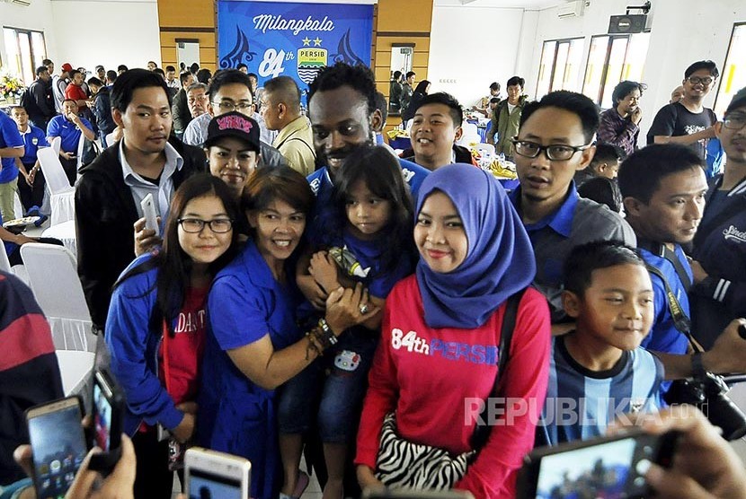New foreign player of Persib Bandung Michael Essien took a wefie with Bobotoh, Tuesday (March 14). The former Chelsea and Real Madrid player will be positioned as midfielder.