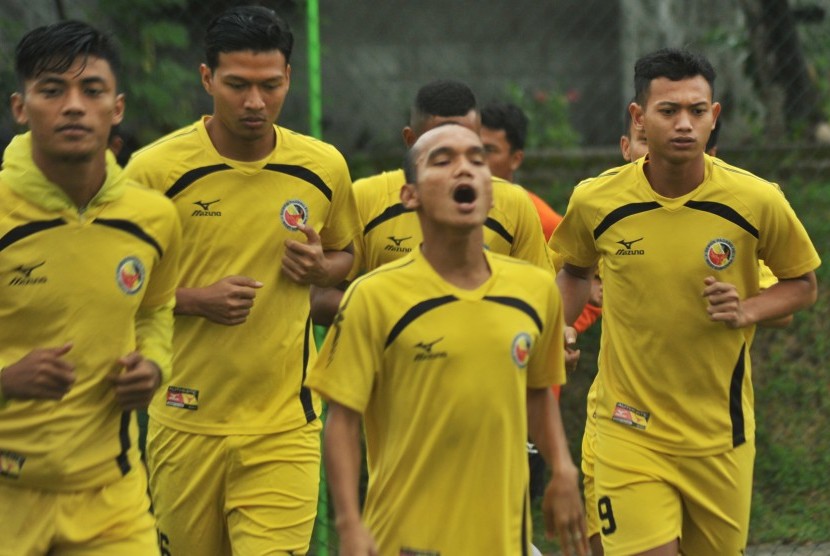 Pemain baru Semen Padang FC, Muchlis Hadi (kanan) mengikuti latihan, di Lapangan Mess Indarung, Padang, Sumatera Barat, Selasa (15/8).