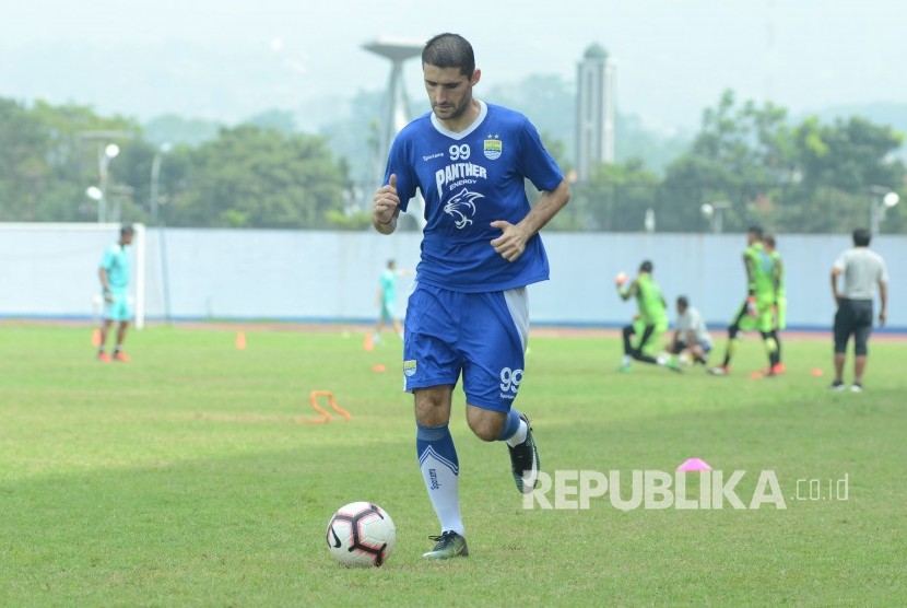 Pemain baru Persib, Srdan Lopicic melakukan latihan perdana, di Stadion Sport Jabar Arcamanik, Kota Bandung, Senin (14/1).