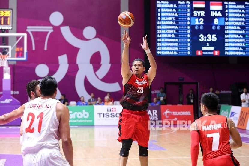 Pemain basket Indonesia Valentino Wuwungan melakukan shoot saat melawan Syria di babak klasifikasi Asian Games ke-18 di Hall Basket Senayan, Jakarta Selasa (28/8). 
