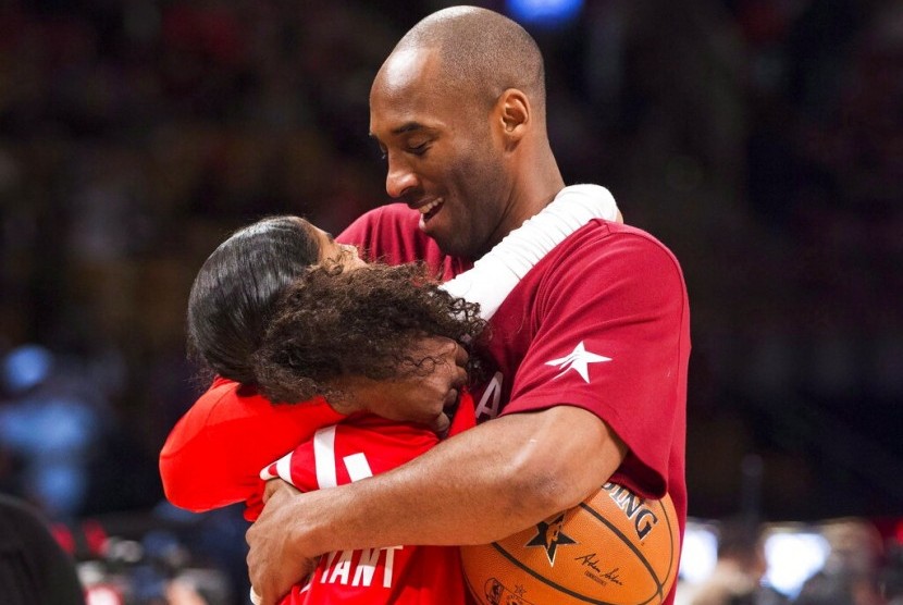 Pemain basket LA Lakers, Kobe Bryant, memeluk putrinya Gianna, dalam sebuah dokumen foto tahun 2016. Kecelakaan helikopter Senin pagi (27/1) waktu Indonesia menewaskan Kobe dan putrinya.