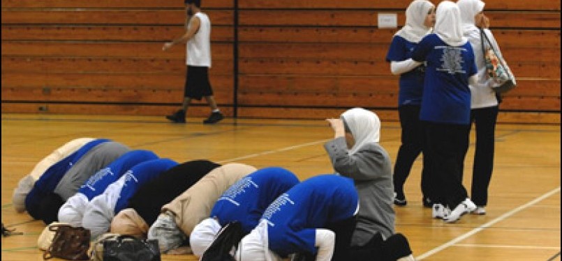Pemain basket muslimah sedang menunaikan sholat di lapangan basket. (ilustrasi)