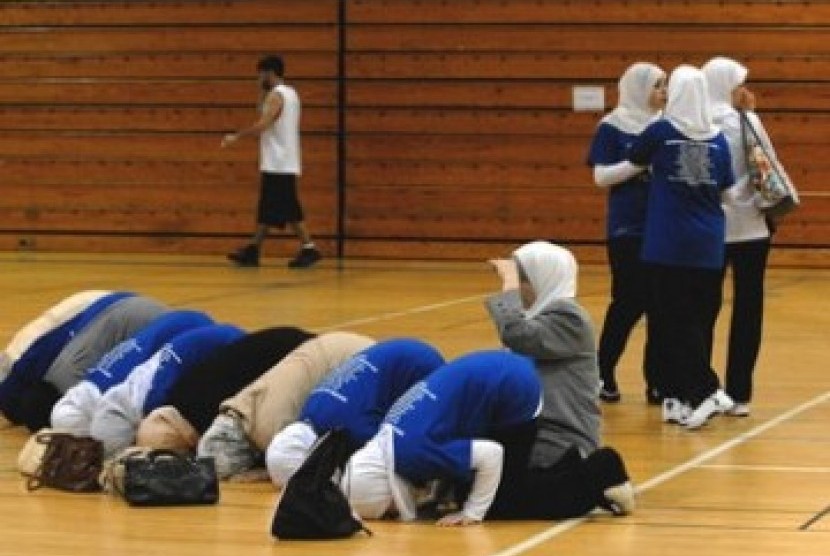 Pemain basket muslimah sedang menunaikan sholat di lapangan basket. (ilustrasi)