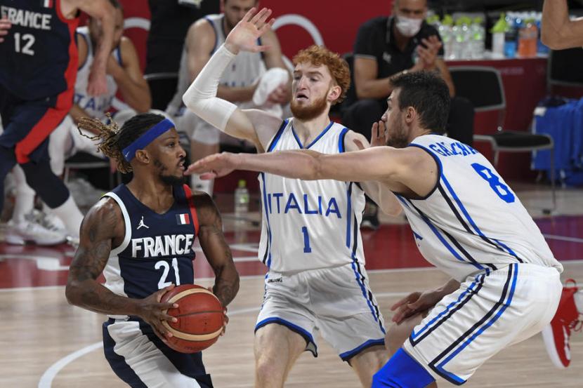 Pemain basket putra Prancis, Andrew Albicy, membawa bola saat bertanding melawan Italia pada perempat final basket putra Olimpiade Tokyo 2020.