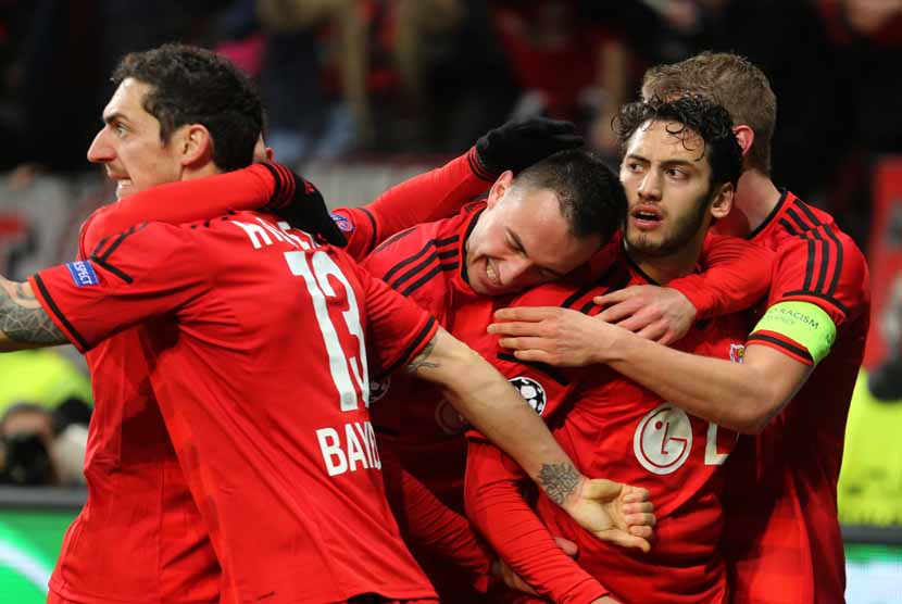 Pemain Bayer Leverkusen, Hakan Calhanoglu (dua kanan), melakukan selebrasi bersama rekan setimnya usai menjebol gawang Atletico Madrid dalam leg pertama Liga Champions pada Rabu (25/2). 