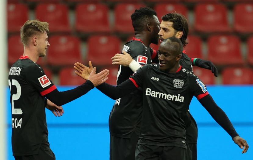Pemain Bayer Leverkusen Moussa Diaby (kanan) merayakan gol dengan rekan-rekannya setelah membawa timnya mengatasi 3-1 atas FC Augsburg. 