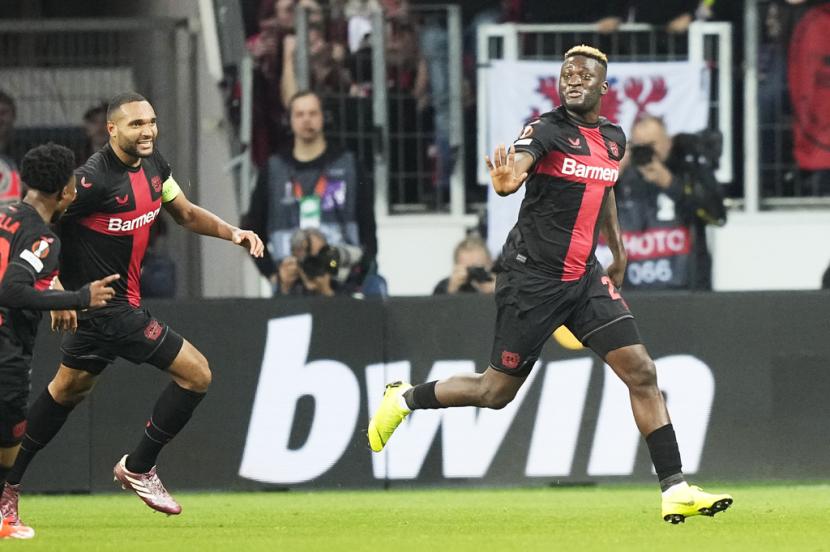 Pemain Bayer Leverkusen Victor Bonafice (kanan) merayakan golnya ke gawang West Ham United dalam pertandingan leg pertama perempat final Liga Europa di BayArena, Leverkusen, Jumat (12/4/2024) dini hari WIB.