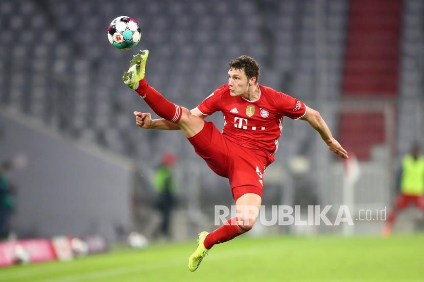 Pemain Bayern Benjamin Pavard  mencoba mengontrol bola pada pertandingan sepak bola Bundesliga Jerman antara Bayern Muenchen dan Bayer Leverkusen di stadion Allianz Arena di Muenchen, Jerman, Rabu (21/4) dini hari WIB. 