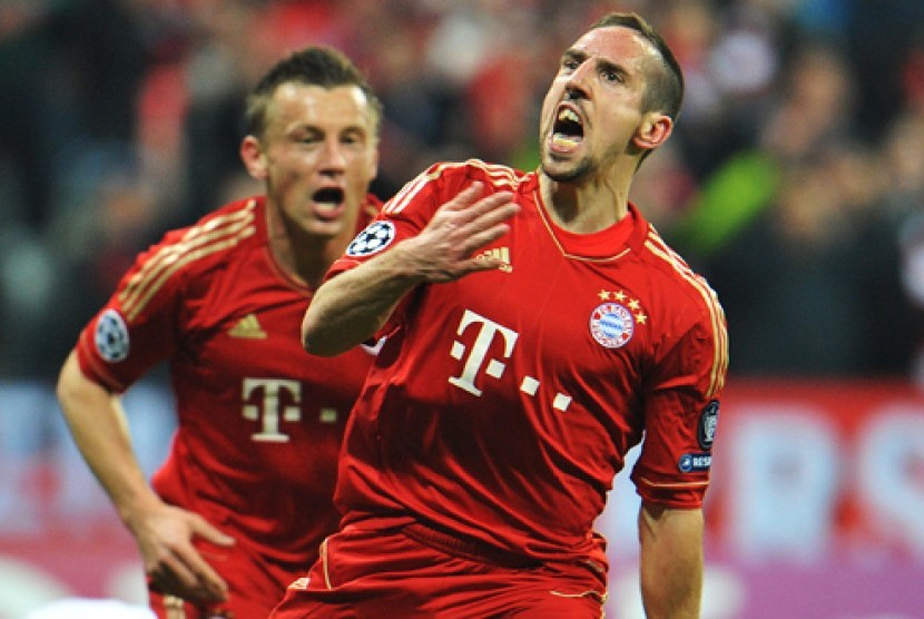  Pemain Bayern Franck Ribery, kanan, dan Ivica Olic saat merayakan gol ke gawang Olympique de Marseile di Munich, Jerman Selatan, (13/4). (AP Photo/Kerstin Joensson)