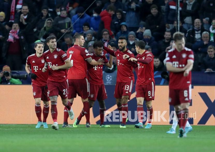  Pemain Bayern Kingsley Coman melakukan selebrasi bersama rekan setimnya setelah mencetak gol pembuka timnya pada pertandingan leg pertama babak 16 besar Liga Champions antara Salzburg dan Bayern, di stadion Salzburg, di Salzburg, Austria, Kamis (17/2/2022) dini hari WIB. 
