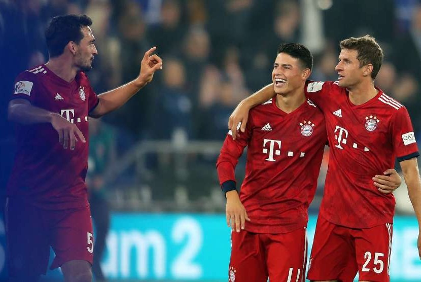 Pemain Bayern (L-R) Mats Hummels, James Rodriguez, dan Thomas Mueller merayakan kemenangan atas Schalke 04 di Gelsenkirchen, Jerman, 22 September 2018. 