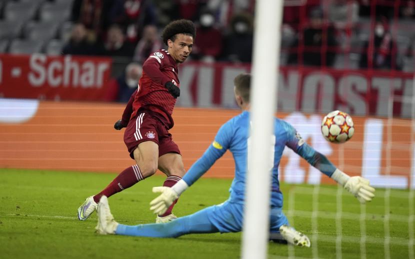 Pemain Bayern Leroy Sane, kiri, mencetak gol ke-7 timnya ke gawang kiper Salzburg Philipp Koehn pada pertandingan leg kedua babak 16 besar Liga Champions antara Bayern dan Salzburg di Munich, Jerman, Selasa, 8 Maret 2022.