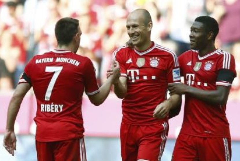 Pemain Bayern merayakan kemenangan atas Bremen, Sabtu (26/4).