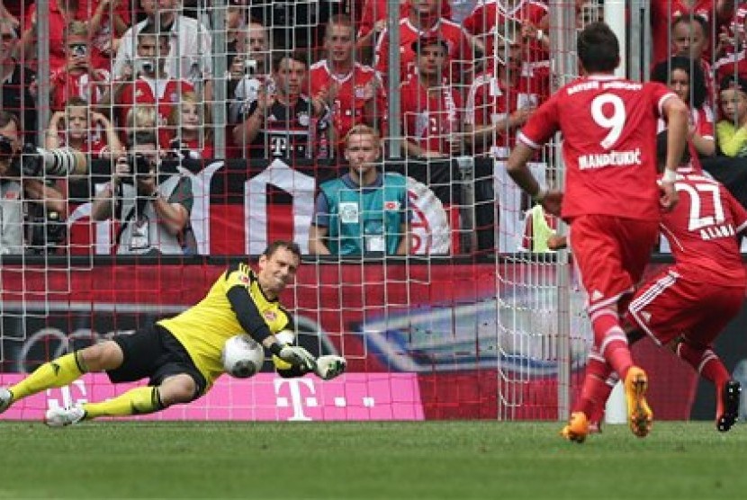 Pemain Bayern Muenchen David Alaba saat gagal mengeksekusi penalti ke gawang Nuremberg.