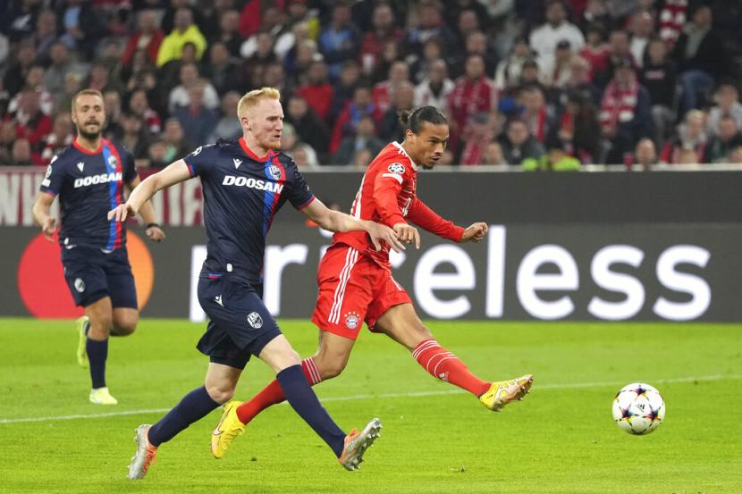 Pemain Bayern Muenchen Leroy Sane (kanan) mencetak gol ke gawang Viktoria Plzen dalam pertandingan Grup C Liga Champions di Allianz Arena, Muenchen, Rabu (5/10/2022) dini hari WIB.