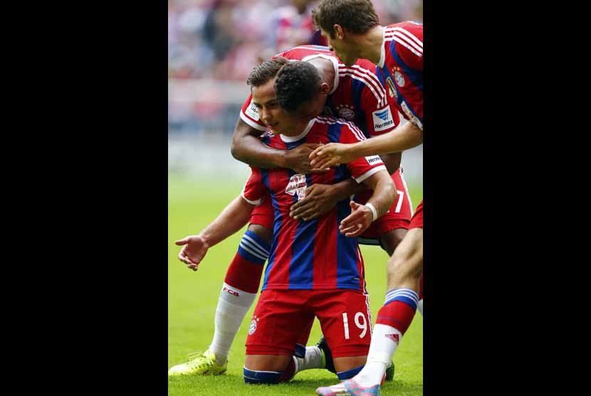 Pemain Bayern Muenchen, Mario Goetze, melakukan selebrasi bersama rekannya usai mencetak gol ke gawang VfB Stuttgart dalam laga Bundesliga Jerman di Muenchen pada Sabtu (13/9). 