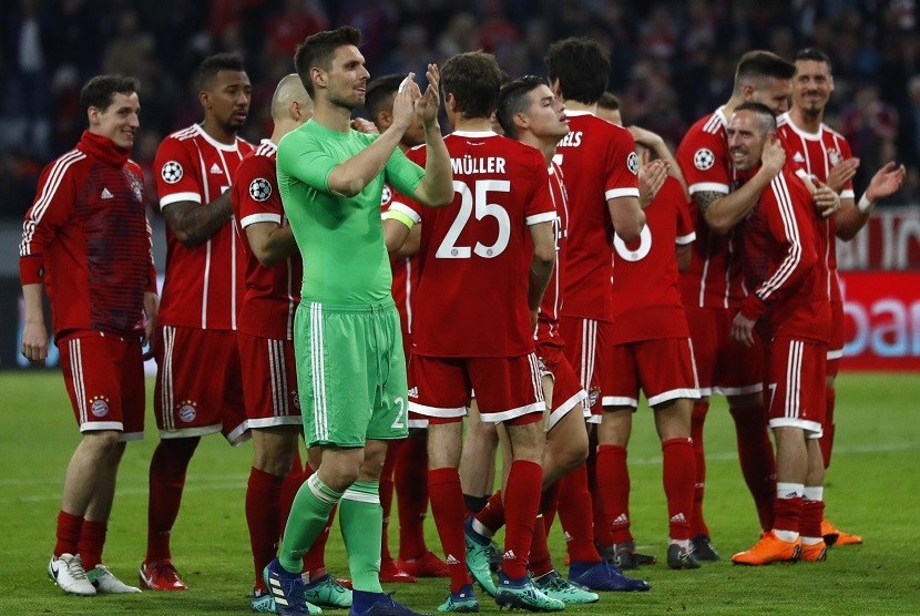  Pemain Bayern Muenchen melakukan selebrasi setelah berhasil lolos ke babak semi final Liga Champions