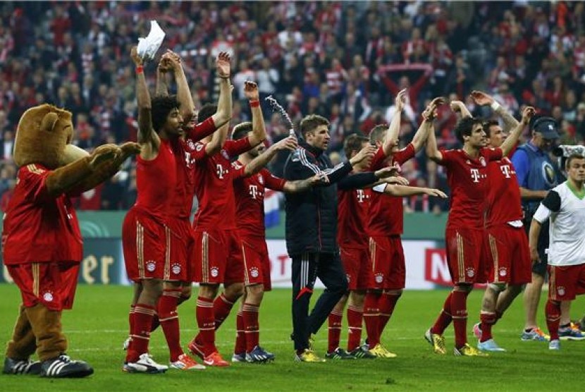 Pemain Bayern Muenchen melakukan selebrasi usai menekuk Wolfsburg 6-1 di Muenchen, Selasa (16/4), untuk memastikan lolos ke final Piala Jerman. 