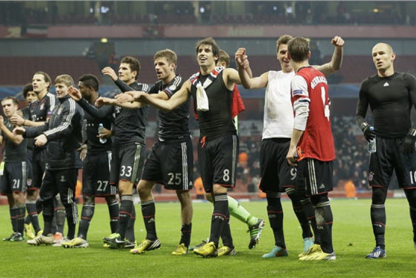 Pemain Bayern Muenchen melakukan selebrasi usai menggasak Arsenal 3-1 di laga pertama babak 16 besar Liga Champions di Stadion Emirates, London, Selasa (19/2). 