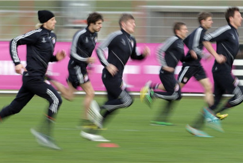 Pemain Bayern Muenchen menggelar latihan di Muenchen, Jerman, jelang menghadapi Arsenal di leg kedua babak 16 besar Liga Champions. 