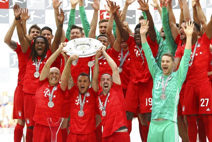 Pemain Bayern Muenchen merayakan gelar Bundesliga setelah mengalahkan Eintracht Frankfurt 5-1 pada laga pamungkas di Allianz Arena, Sabtu (18/5).