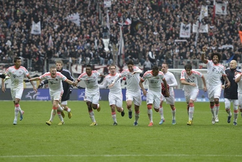  Pemain Bayern Muenchen merayakan gelar juara Liga Jerman di Frankfurt, Sabtu (6/4) 2013. 