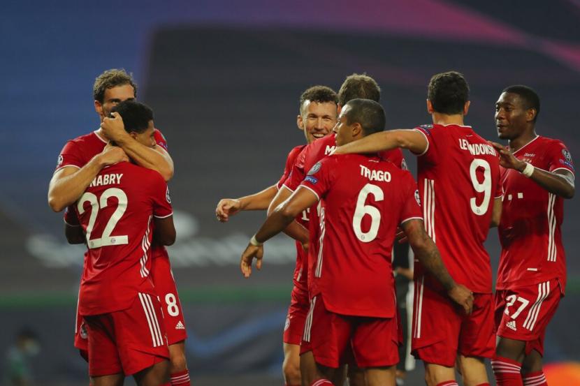 Pemain Bayern Muenchen merayakan gol kedua Serge Gnarby saat menghadapi Olympique Lyon di babak semifinal Liga Champions di Stadion Jose Alvalade, Lisbon, Portugal, pada Rabu (19/8).