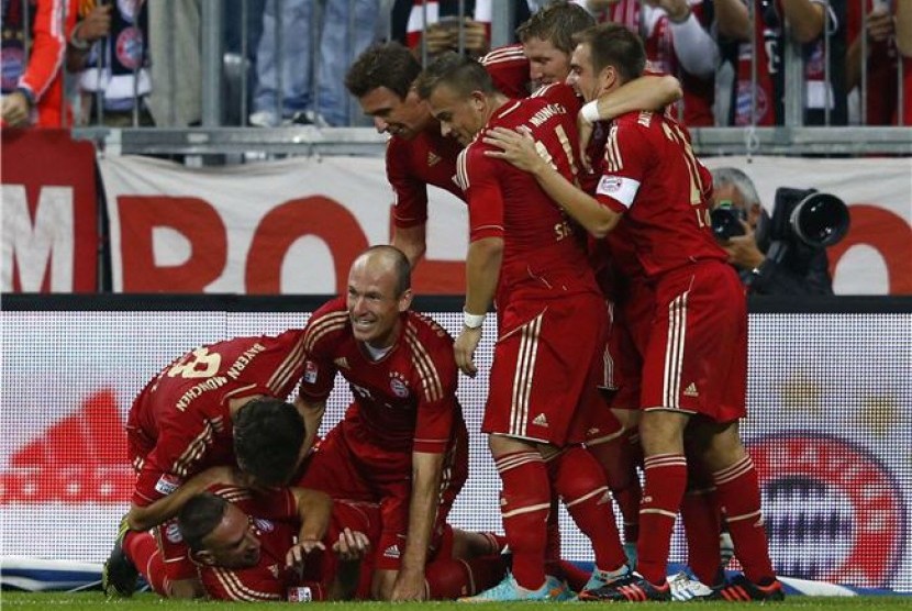 Pemain Bayern Muenchen merayakan gol saat menghadapi VfL Wolfsburg di laga Bundesliga Jerman di Muenchen pada Selasa (25/9). 