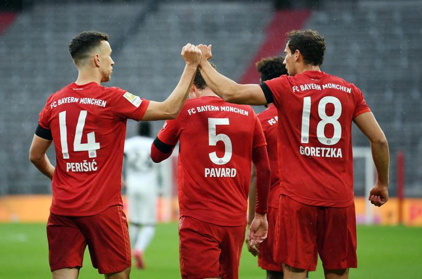 Pemain Bayern Munchen Leon Goretzka (kanan) merayakan gol bersama rekannya Ivan Perisic saat melawan EIntracht Frankfurt di Bundesliga Jerman.