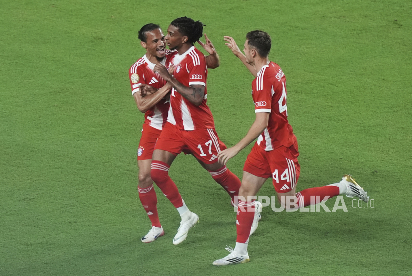 Pemain Bayern Munchen Michael Olise (tengah) merayakan gol bersama rekannya Leroy Sane (kiri) dan Josip Stanisic setelah mencetak gol ke gawang Boca Juniord dalam pertandingan sepak bola Grup C Piala Dunia Antarklub 2025 di Miami Gardens, Florida, Sabtu, 21 Juni 2025 WIB. 