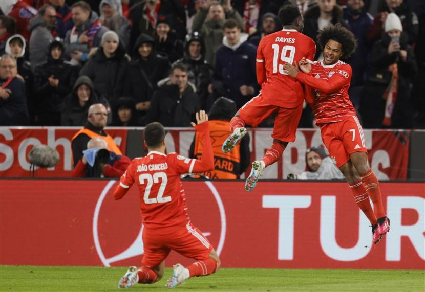 Pemain Bayern Munchen Serge Gnabry merayakan golnya ke gawang PSG di Liga Champions.