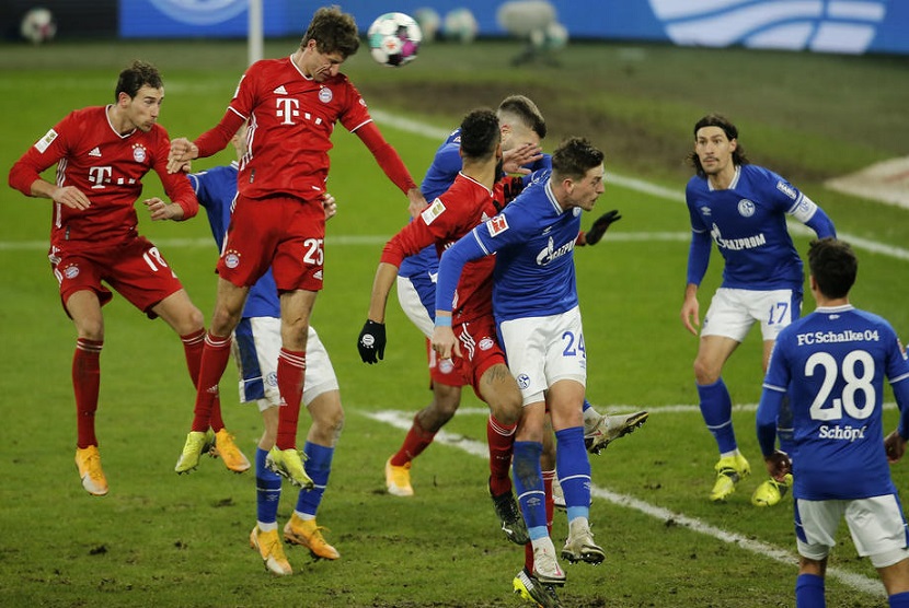 Pemain Bayern Munich Thomas Mueller mencetak gol kedua saat melawan Schalke di lanjutan Liga Jerman.