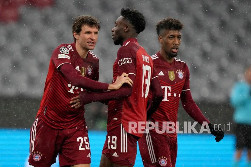  Pemain Bayern Thomas Mueller, kiri, bereaksi setelah mencetak gol pembuka timnya selama pertandingan sepak bola grup E Liga Champions antara Bayern Munich dan FC Barcelona di Munich, Jerman, Rabu, Kamis (9/12) dini hari WIB. 